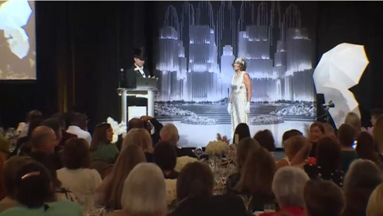 Impactante Desfile de Moda en Pebble Beach Celebra a Sobrevivientes de Cáncer y Fomenta la Investigación