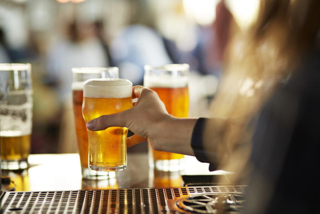 Arvada Inaugura su Nueva Zona de Consumo Común: Celebra con un Brindis Comunitario en Olde Town