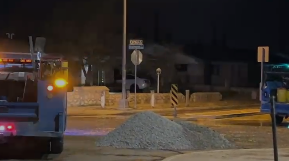 Cierre de vialidad en Montwood tras ruptura de línea de agua y formación de socavón