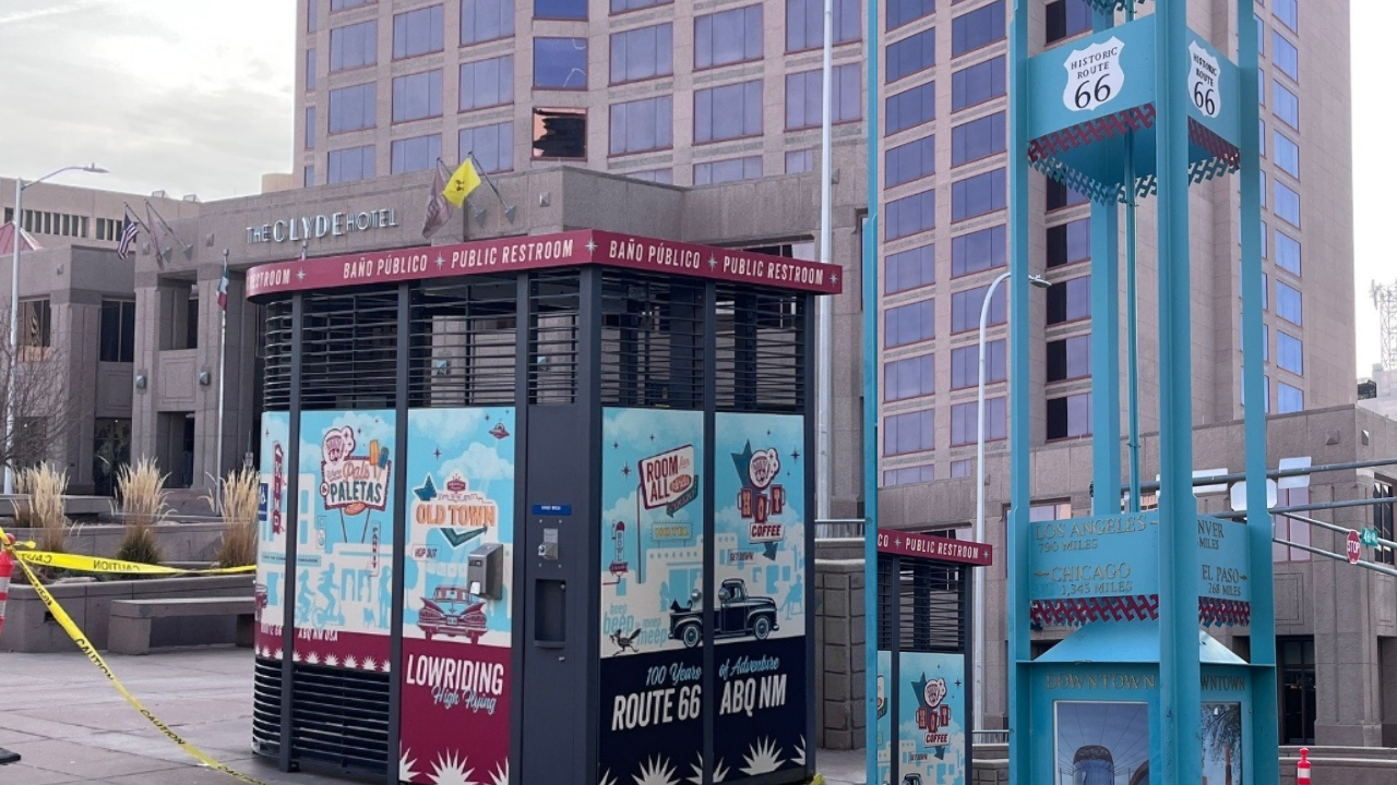 El Portland Loo: Un Innovador Baño Público en Civic Plaza, Albuquerque