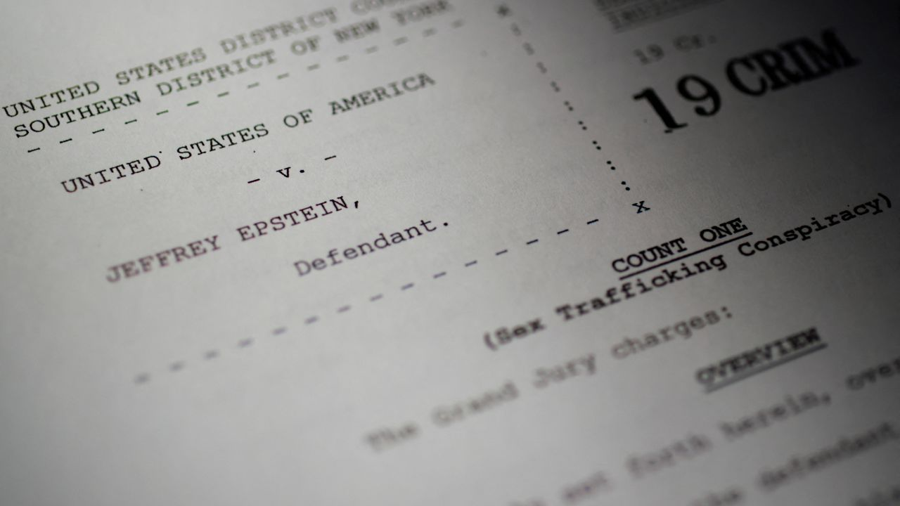 Sobrevivientes de Epstein Denuncian ‘Censura Extrema’ en Archivos del Departamento de Justicia
