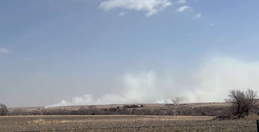 Incendio de Pastizales Obliga Evacuaciones en el Condado de Reno, Kansas