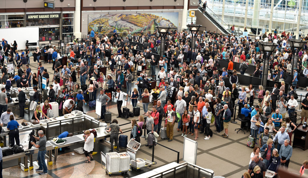 Vuelos Retrasados en el Aeropuerto de Denver por Vientos Fuertes y Clima Severos