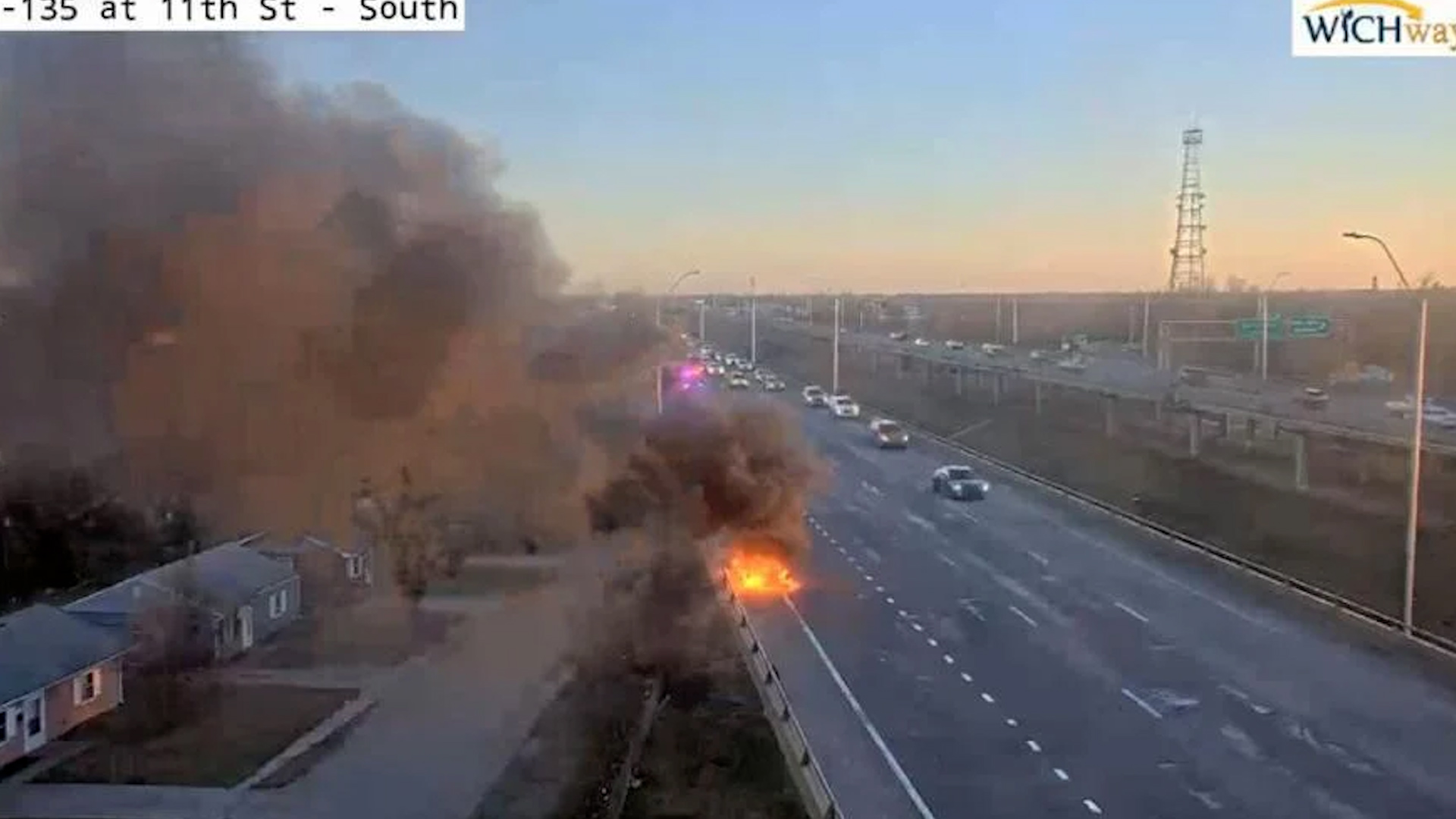 Controlan incendio vehicular en la I-135 en Wichita sin heridos