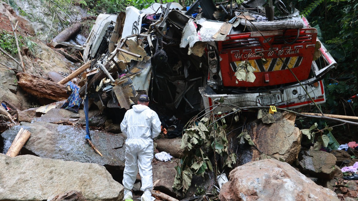 Tragedia en Viaje de Graduación: Autobús Cae a un Abismo y Causa la Muerte de 16 Estudiantes