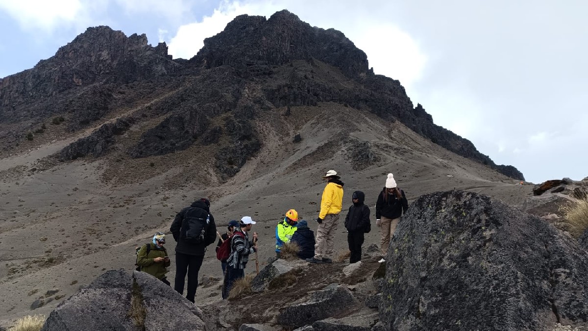 Rescate de Paseantes en el Nevado de Colima: Emergencia Médica y Seguridad en la Montaña