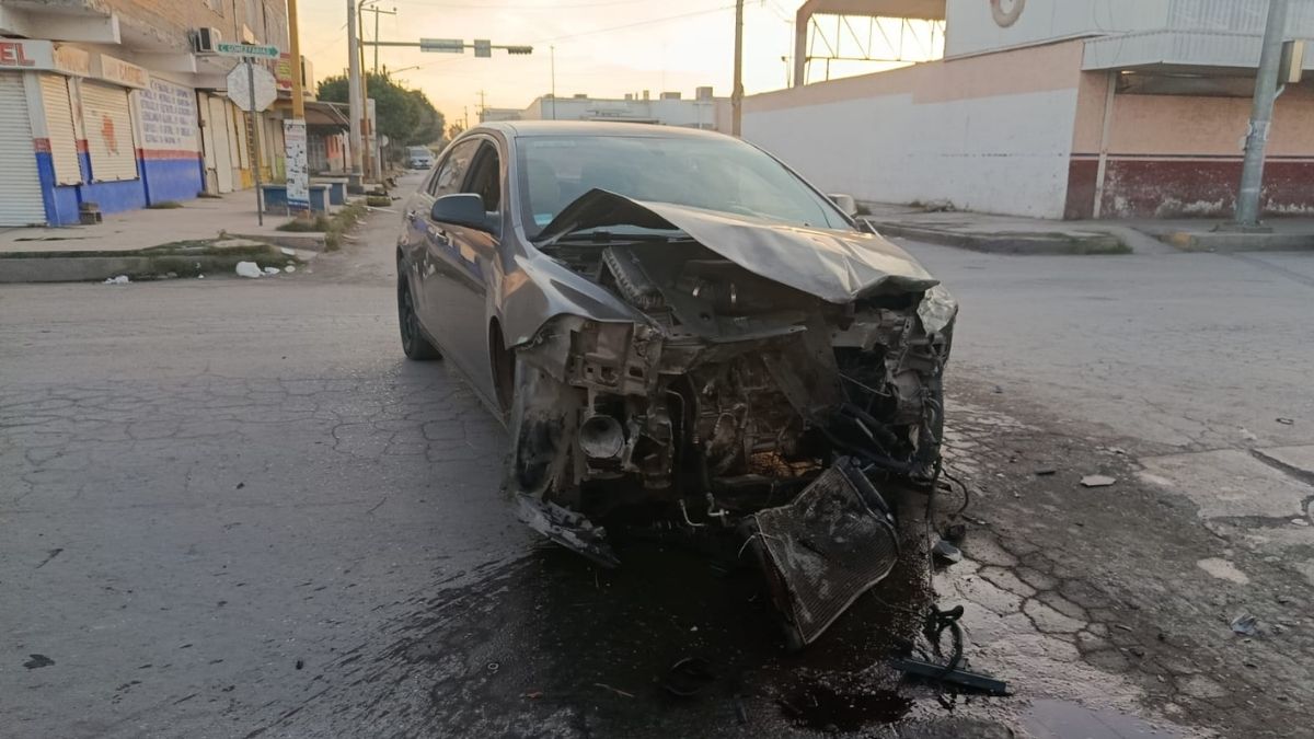 Fuerte choque en San Pedro provoca daños significativos a un vehículo