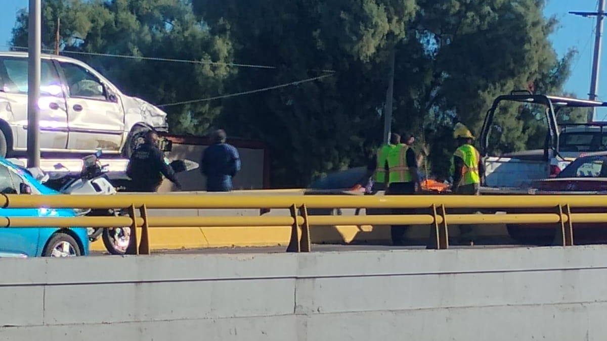 Accidente en Torreón: Camioneta volcó en el puente del bulevar Libertad