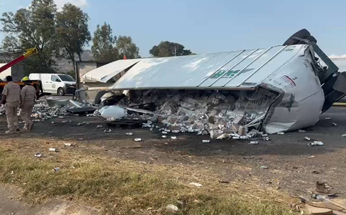Accidente de tráiler volcado en la carretera a Zapotlanejo causa caos con cervezas esparcidas