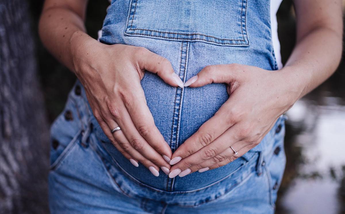 Mujer de Santa Barbara da a luz a un bebé que no sabía que llevaba en su abdomen