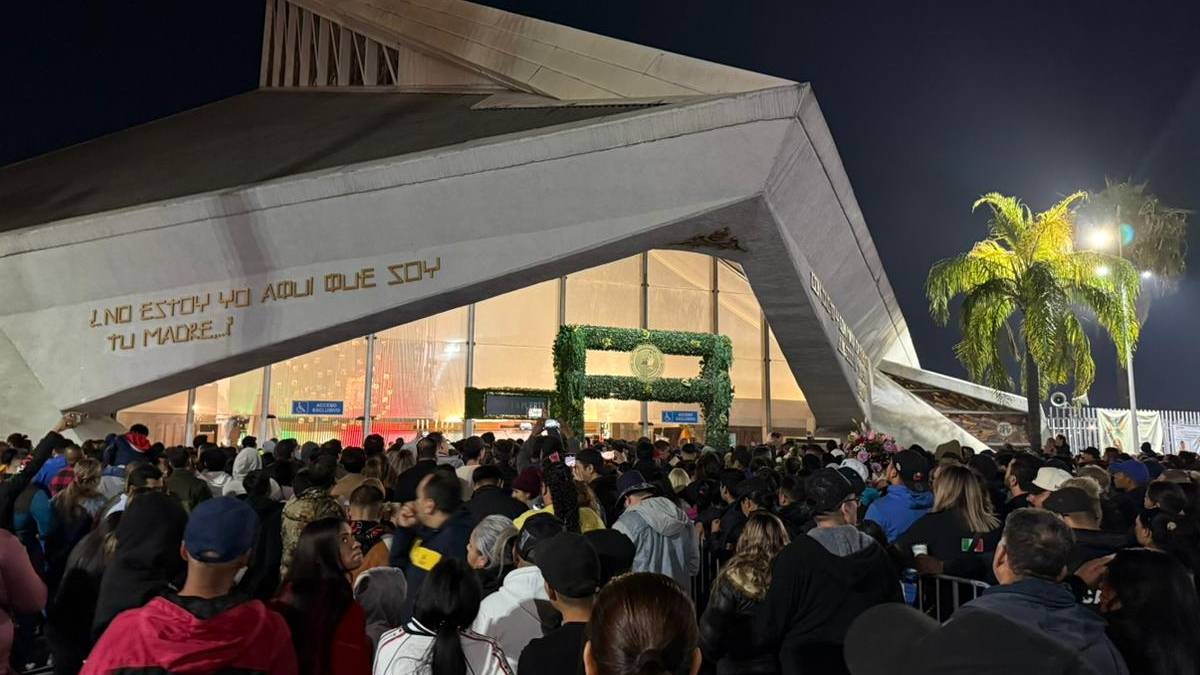 Feligreses Celebran a la Virgen de Guadalupe en la Basílica de Guadalupe de Monterrey