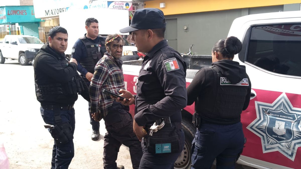 Hombre Ebrio Amenaza a Policías con un Cuchillo en La Laguna