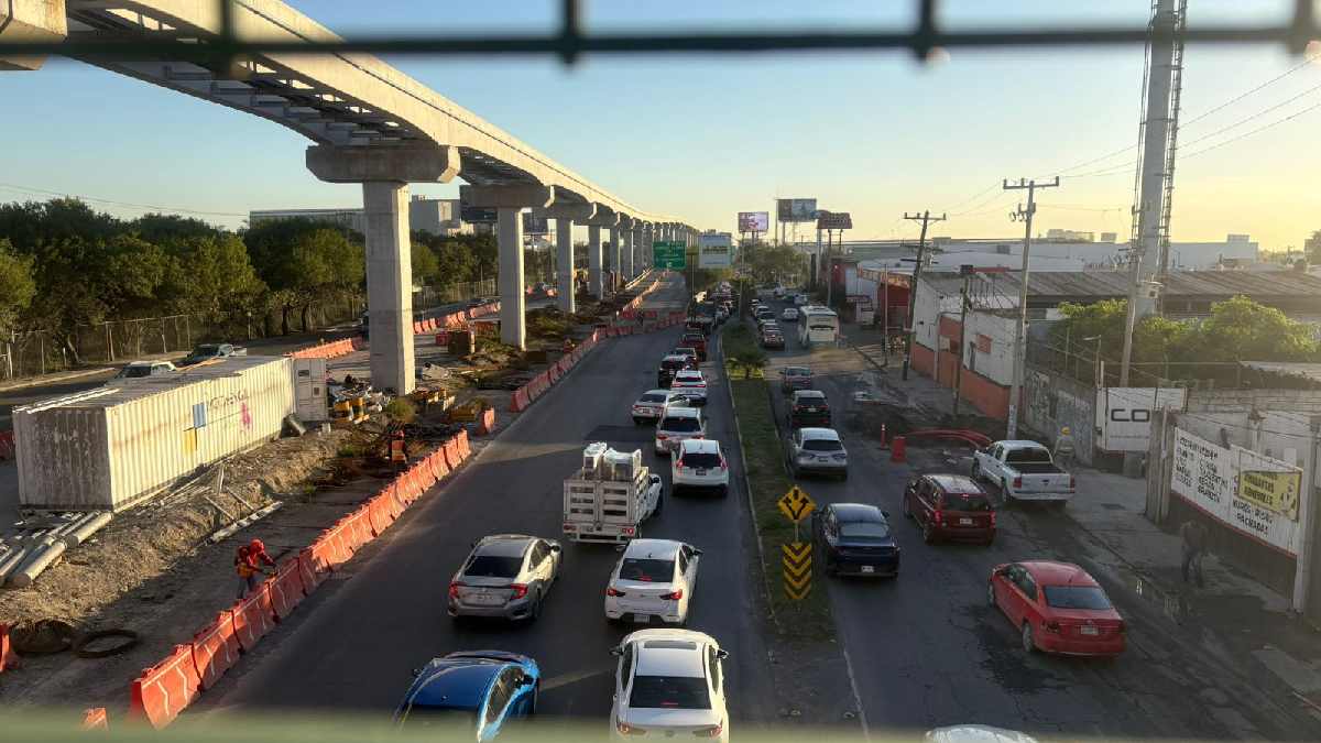 Cierre de carretera en la Avenida Miguel Alemán causa caos vial en Guadalupe Nuevo León