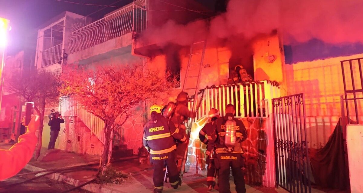 Trágico incendio en Guadalajara: Madre y sus 3 hijos saltan de la azotea debido a luces navideñas
