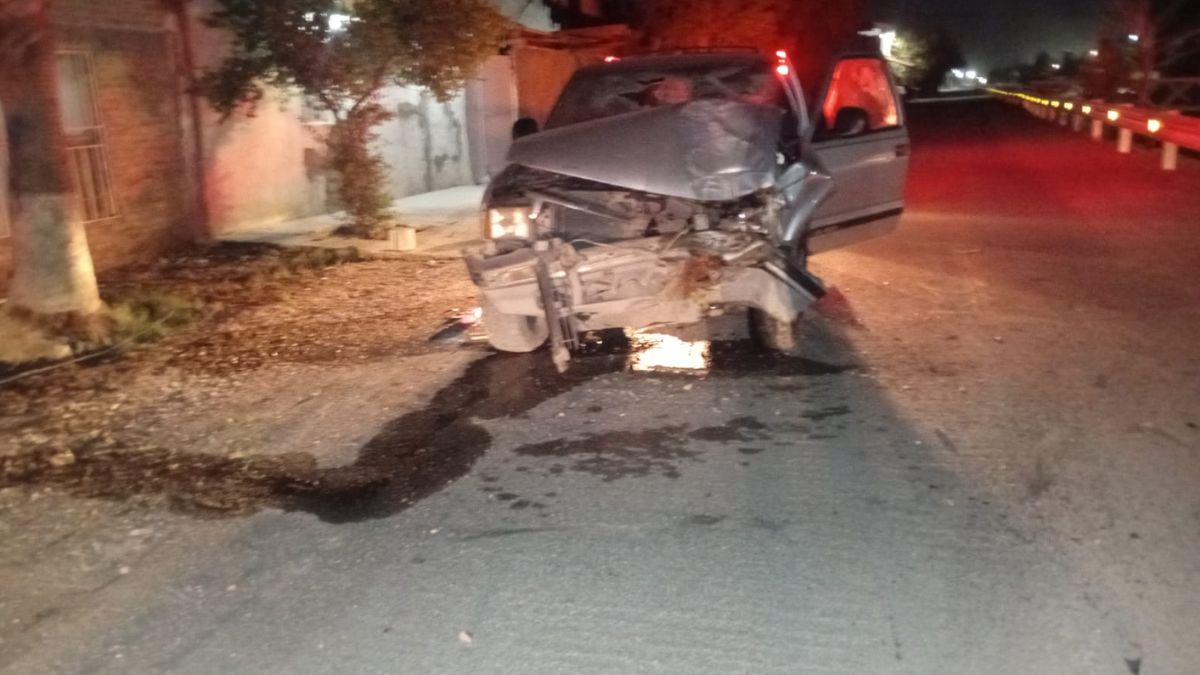 Accidente vehicular en Lerdo: Conductor choca contra un árbol y deja la camioneta