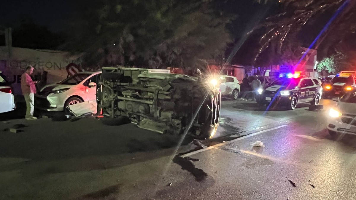 Accidente en Torreón: Conductor pierde el control y vuelca tras chocar cuatro autos