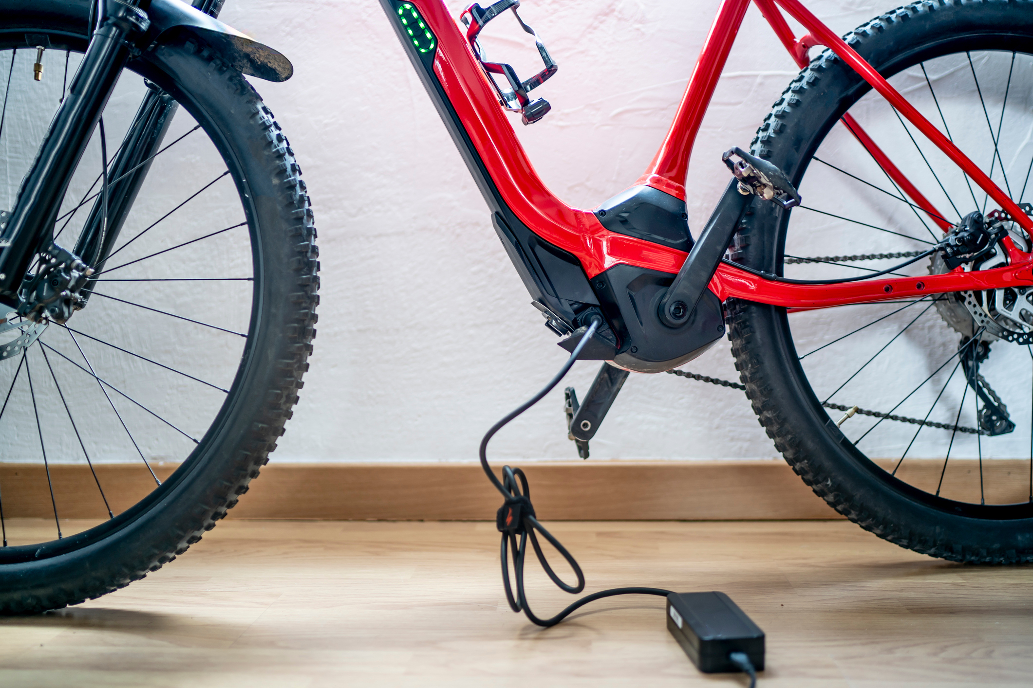 Advertencia Sobre el Peligro de las e-Bikes y e-Motocicletas en Manos de Menores en Santa Bárbara