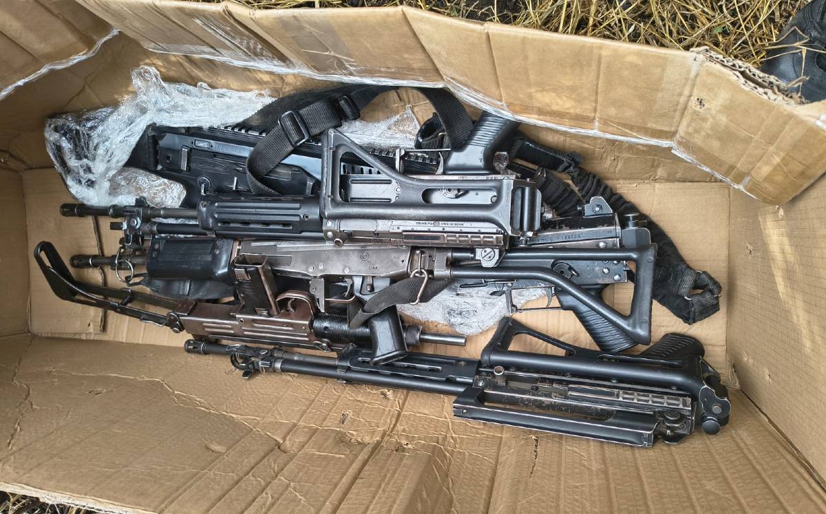 Localizan armamento en pastizal de Techaluta, Jalisco, similar al sustraído de la Comisaría Municipal