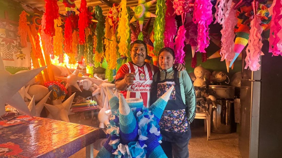 La Familia Ruiz y el Arte de Hacer una Piñata para Preservar la Tradición Piñatera