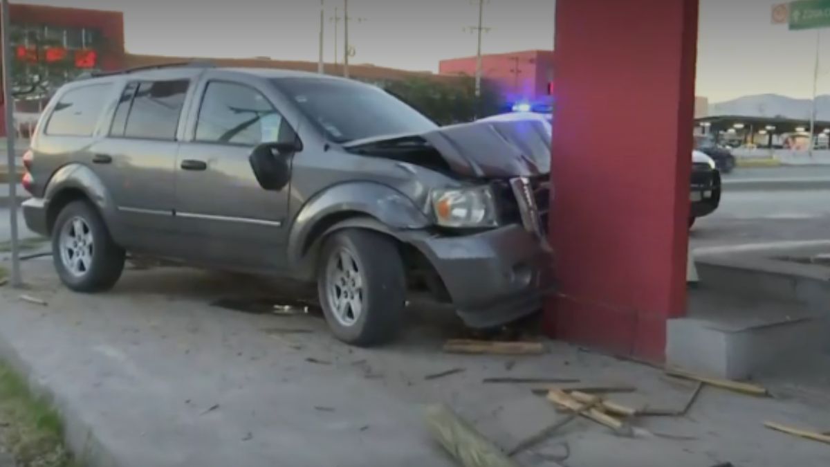 Accidente de auto en Torreón: conductor choca contra negocio de comida camino a consulta médica