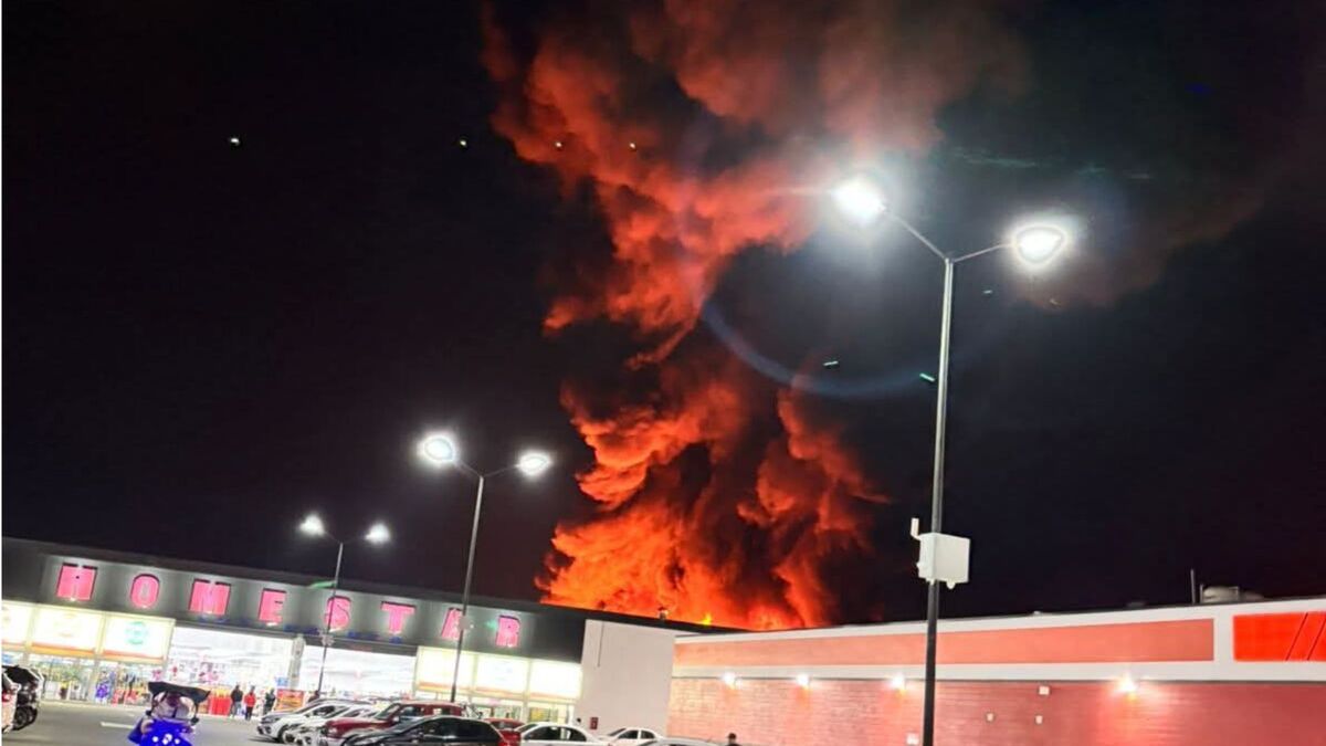 Incendio en Ixtapaluca: Evacuación de vecinos y emergencia en la fábrica de colchones