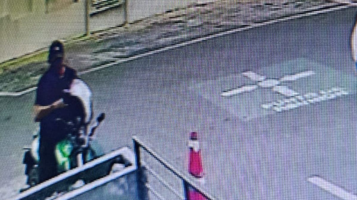 Robo de Motocicleta en la Plaza Anzures: Delincuente Captado por Cámaras de Seguridad
