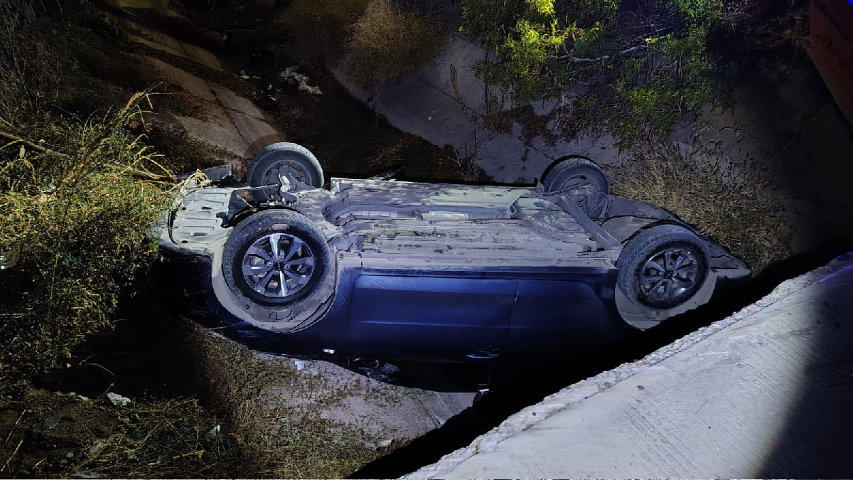 Accidente Automovilístico: Hombre Vuelca su Auto en Canal de Riego en Torreón