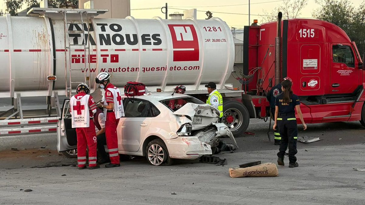 Conductor Ebrio Choca Contra Pipa de Gas en la Avenida Félix U. Gómez en Monterrey