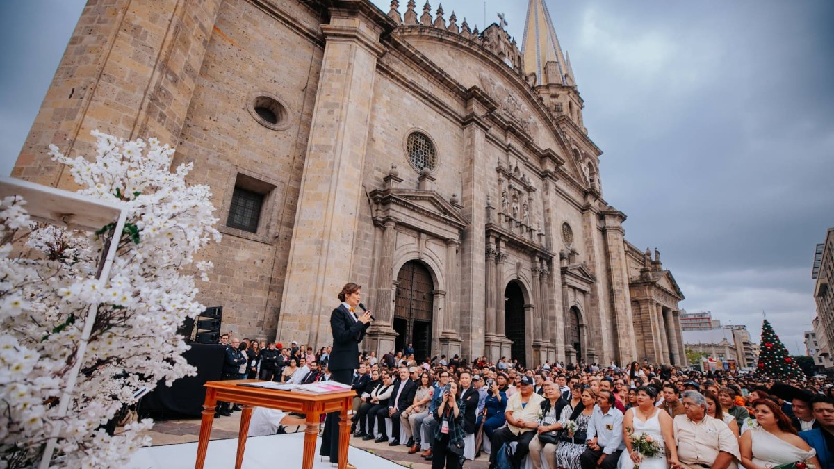 Ceremonia Colectiva en el Centro Histórico: Verónica Delgadillo Une a 1,726 Parejas en Guadalajara