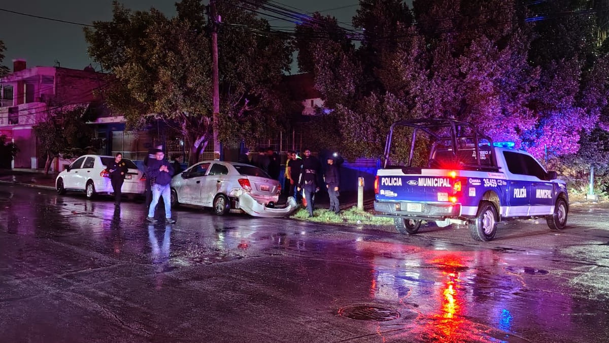 Choque en Torreón: Hombre Abandona su Auto Tras Fuerte Accidente