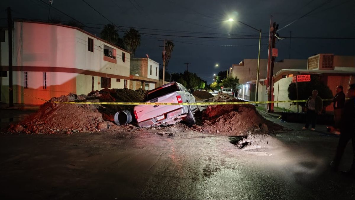 Accidente en Torreón: Camioneta cae en zanja de obra de SIMAS y conductor logra escapar