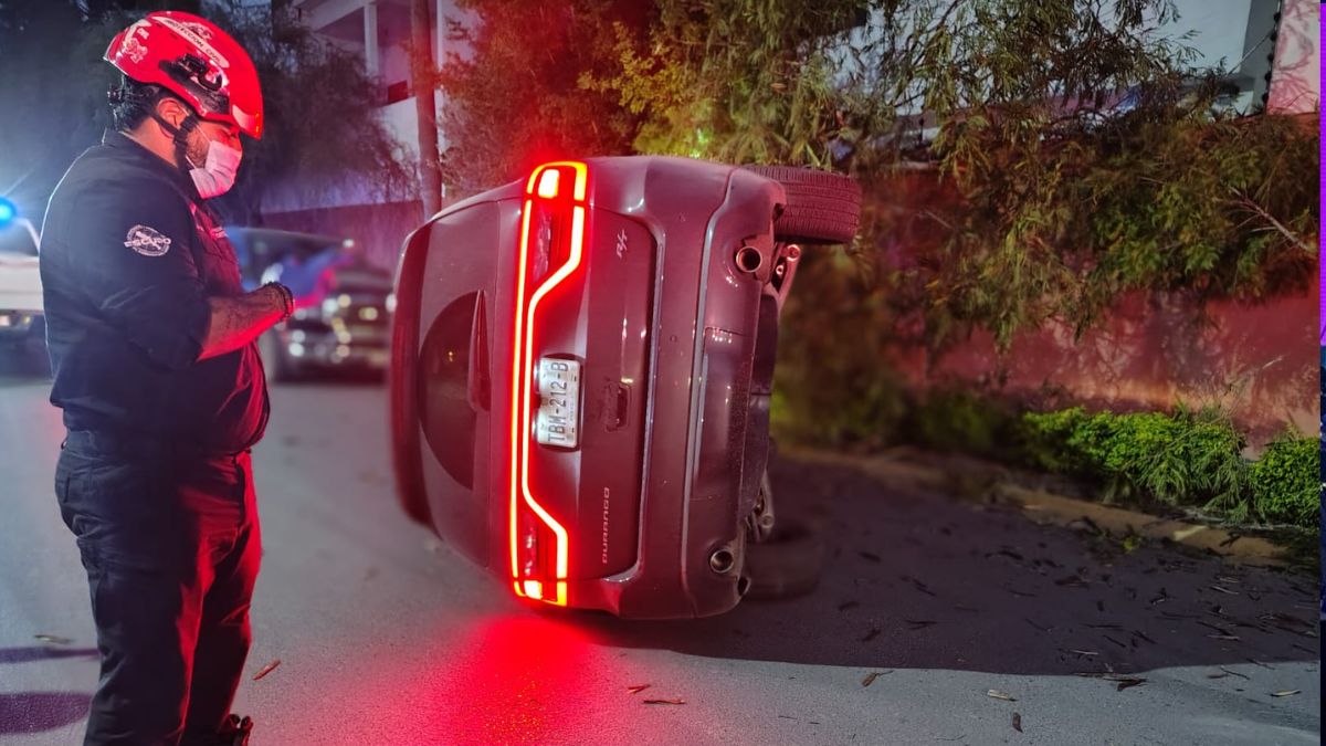 Accidente en Monterrey: Camioneta pierde el control y choca contra un árbol